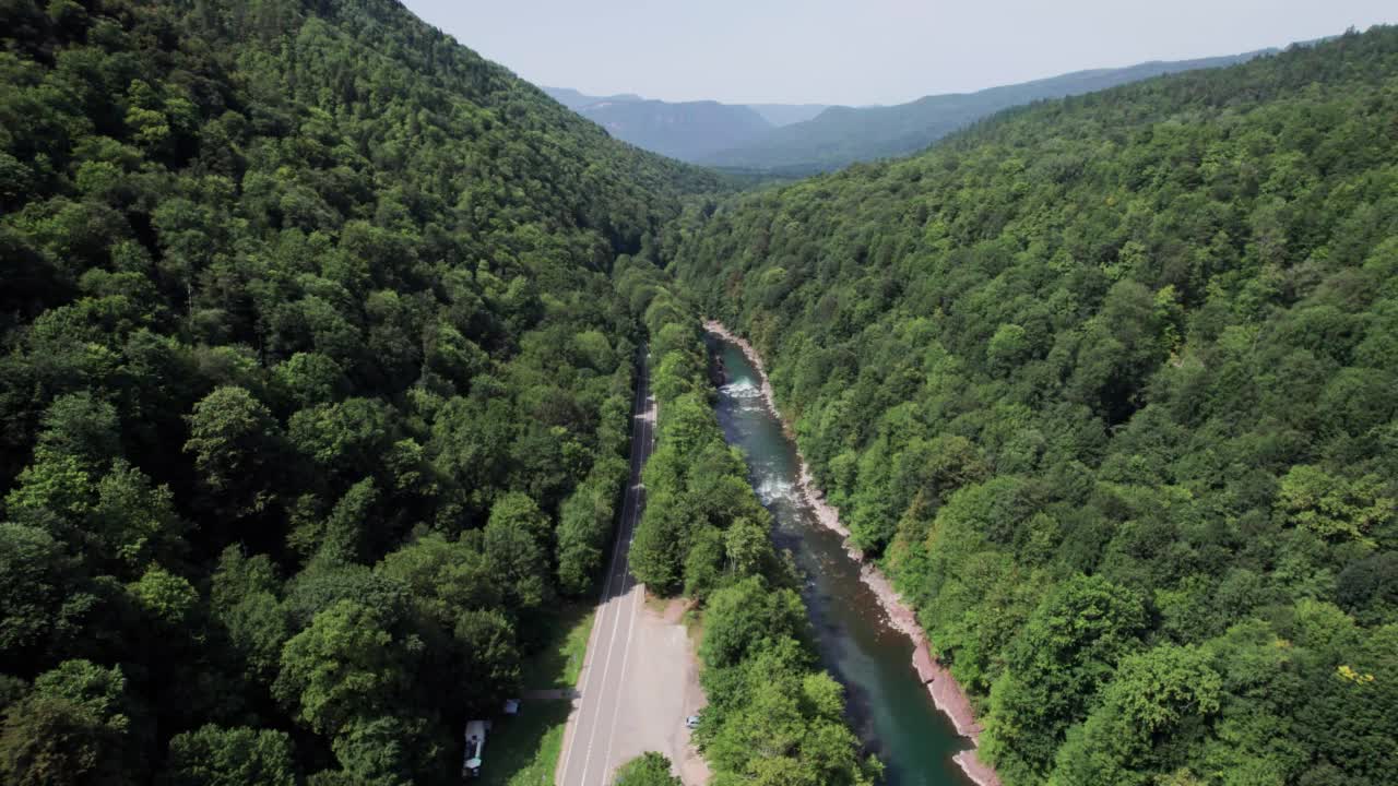 俄罗斯的空中山景和河流自然风光，阿代吉亚，古泽里普尔，拉古纳基高原。视频素材