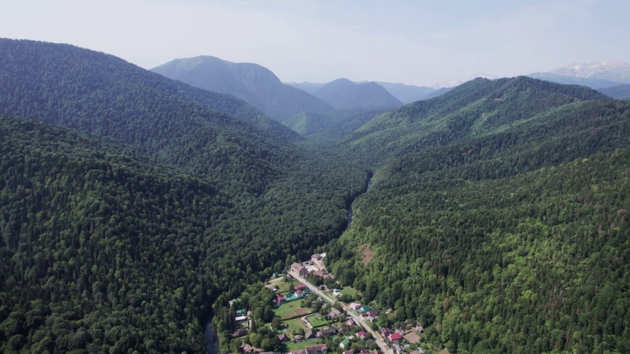 俄罗斯的空中山景和河流自然风光，阿代吉亚，古泽里普尔，拉古纳基高原。视频素材