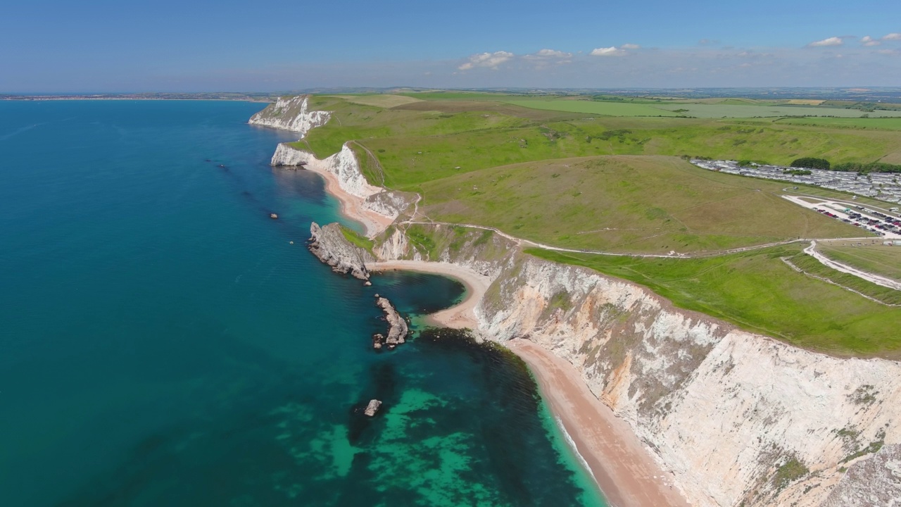 英国杜德尔门:鸟瞰侏罗纪海岸著名的岩层(石灰岩拱门)——从上面俯瞰英国的全景景观视频素材