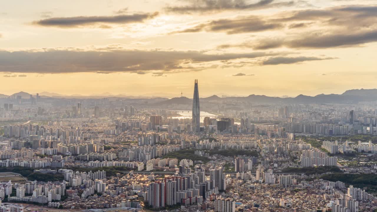 汉江-首尔松坡区蚕室区乐天世界大厦附近的市中心日落景观视频素材