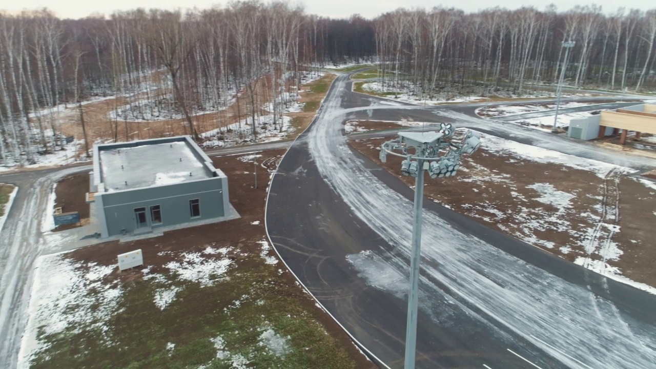 雪地施工现场的建筑和大型混凝土池视频素材