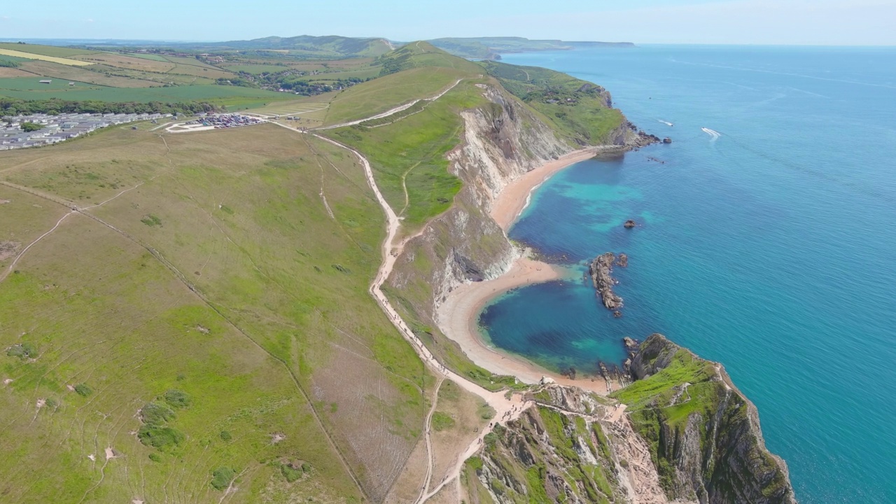 英国杜德尔门:鸟瞰侏罗纪海岸著名的岩层(石灰岩拱门)——从上面俯瞰英国的全景景观视频素材