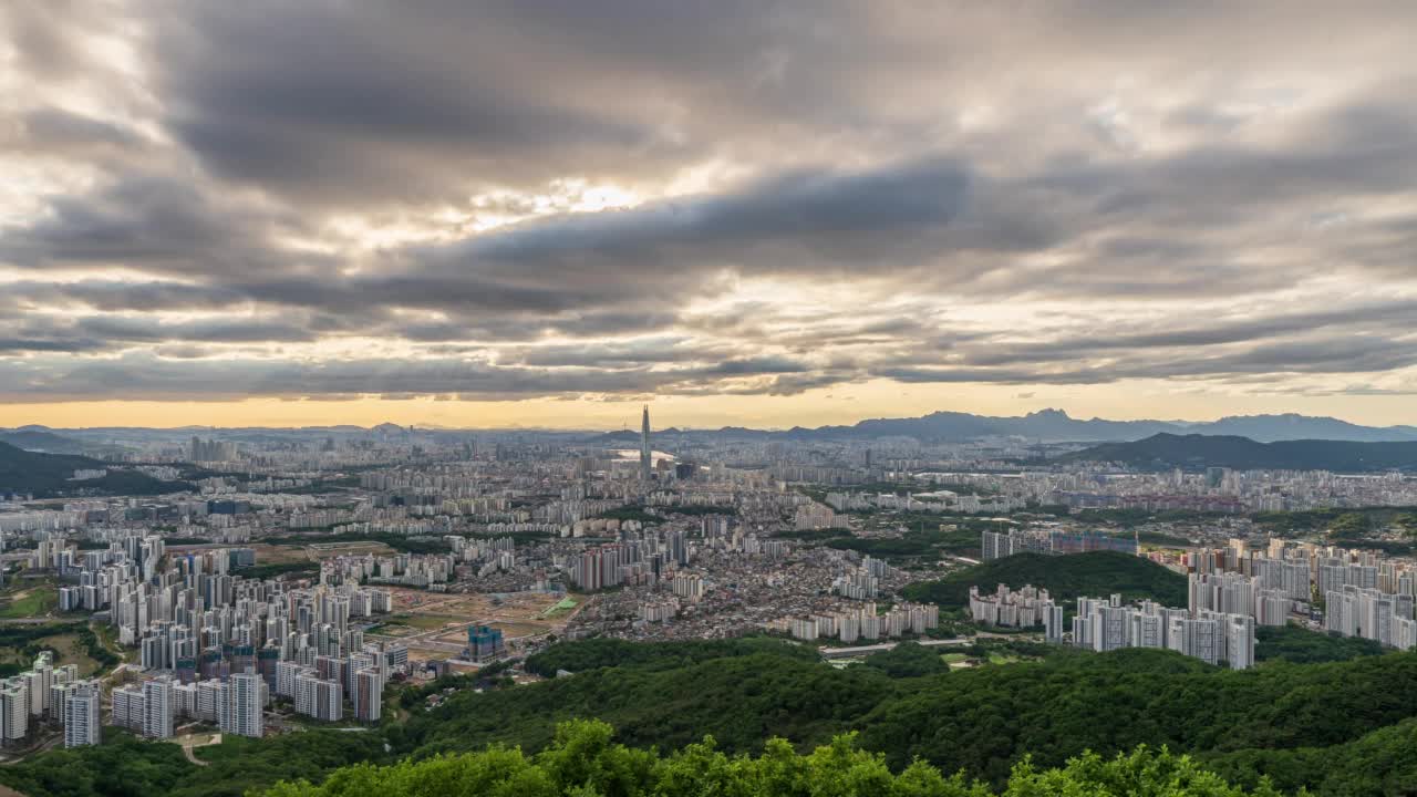 汉江-首尔松坡区蚕室区乐天世界大厦附近的市中心日落景观视频素材