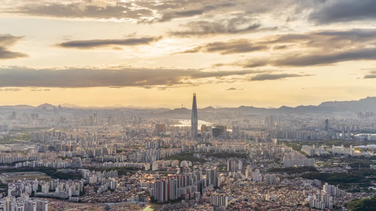 汉江-首尔松坡区蚕室区乐天世界大厦附近的市中心日落景观视频素材