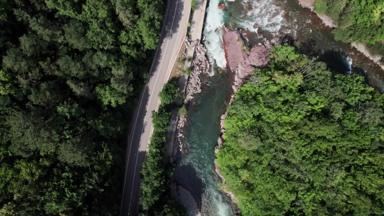 山间翡翠河，石质海岸和森林，溪流湍急，蜿蜒着晶莹剔透的山河。夏日阳光明媚的日子，无人机从上到下的视角视频素材