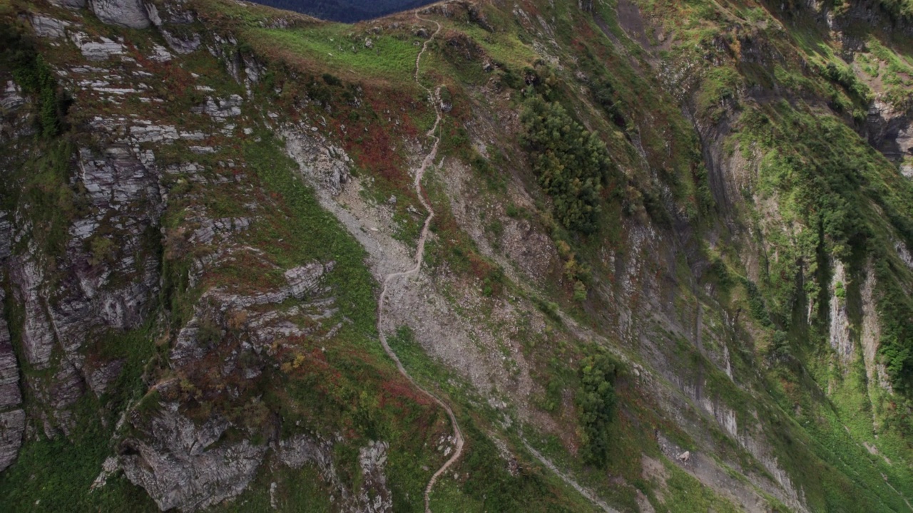 高山草甸步道，克拉斯纳亚波利亚纳度假村。高山草甸步行路线。鸟瞰青山绿水的山谷，四周群山环绕。视频素材