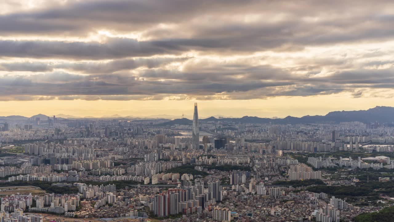 汉江-首尔松坡区蚕室区乐天世界大厦附近的市中心日落景视频素材