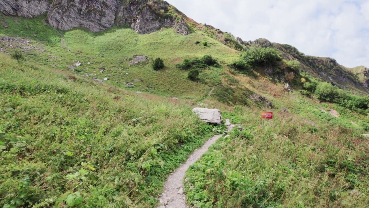 高山草甸步道，克拉斯纳亚波利亚纳度假村。高山草甸步行路线。鸟瞰青山绿水的山谷，四周群山环绕。视频素材