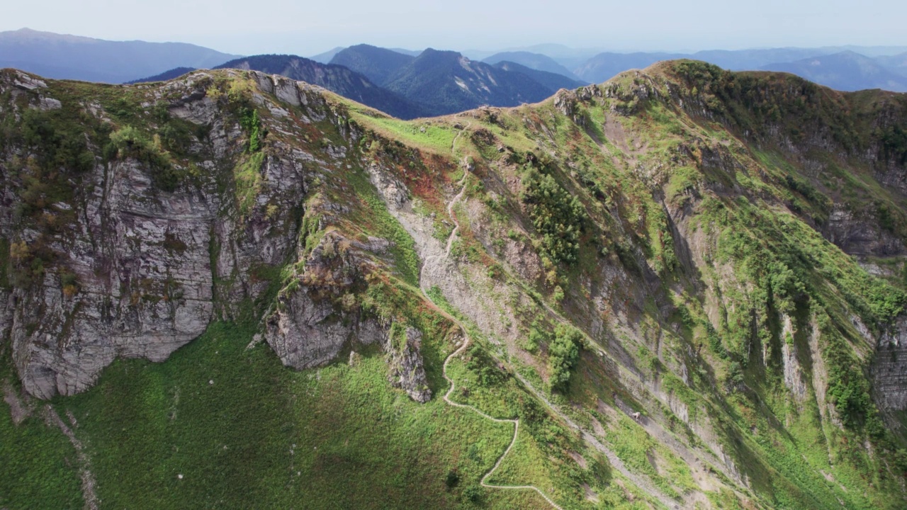 高山草甸步道，克拉斯纳亚波利亚纳度假村。高山草甸步行路线。鸟瞰青山绿水的山谷，四周群山环绕。视频素材