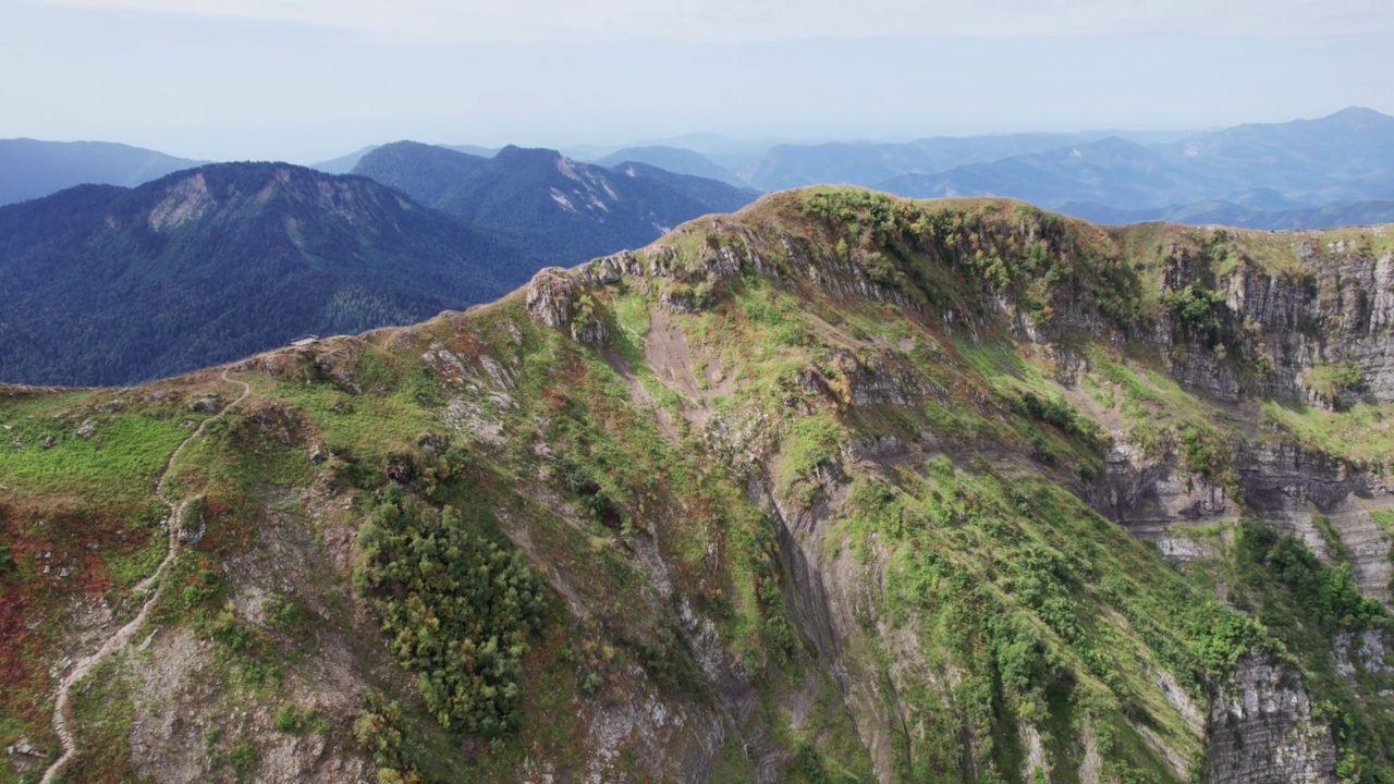 高山草甸步道，克拉斯纳亚波利亚纳度假村。高山草甸步行路线。鸟瞰青山绿水的山谷，四周群山环绕。视频下载