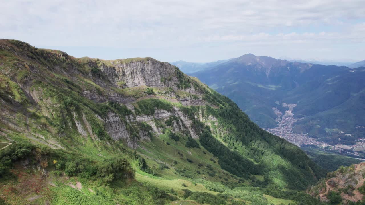 高山草甸步道，克拉斯纳亚波利亚纳度假村。高山草甸步行路线。鸟瞰青山绿水的山谷，四周群山环绕。视频下载