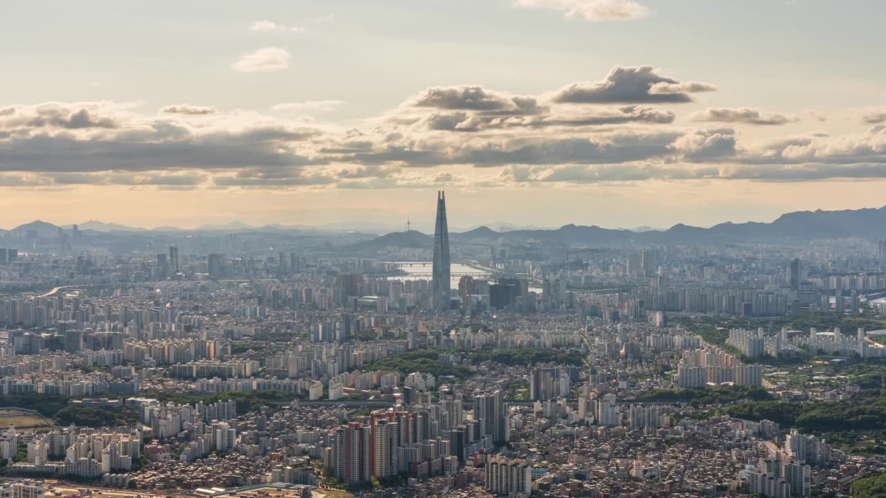 汉江-首尔松坡区蚕室区乐天世界大厦附近的市中心日落景视频素材