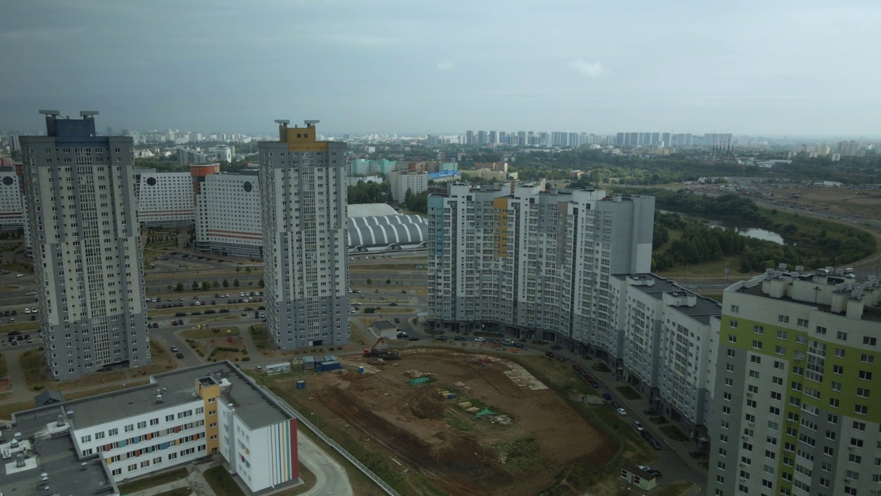 现代城市建筑。有基础设施的多层建筑物。人口密集的市区。视频素材