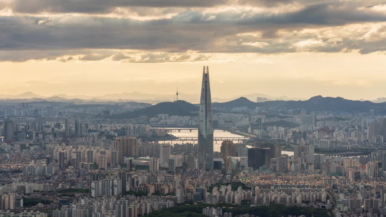 汉江-首尔松坡区蚕室区乐天世界大厦附近的市中心日落景视频素材