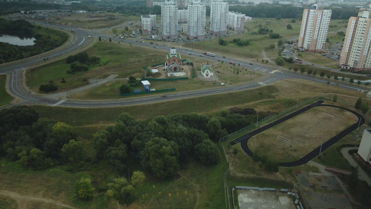 现代城市建筑。有基础设施的多层建筑物。人口密集的市区。视频素材