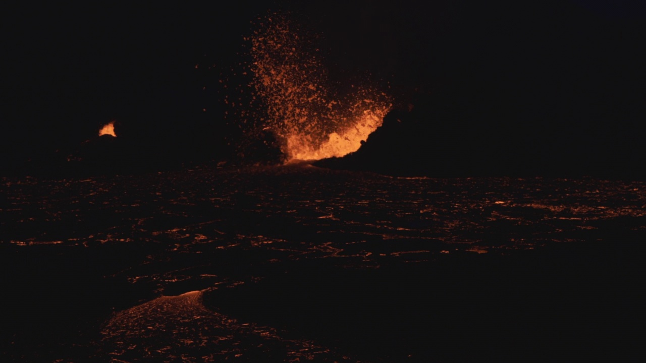 冰岛雷克简斯半岛，夜间喷发的火山视频素材