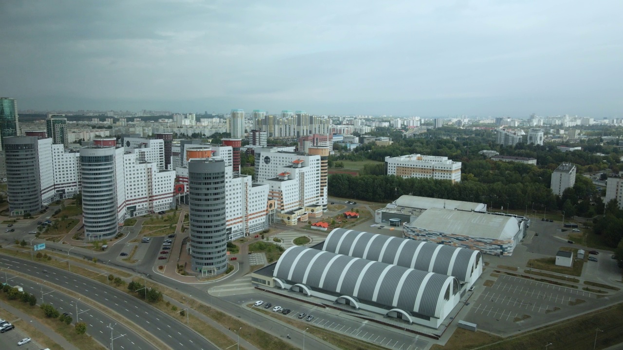 现代城市建筑。有基础设施的多层建筑物。人口密集的市区。视频素材