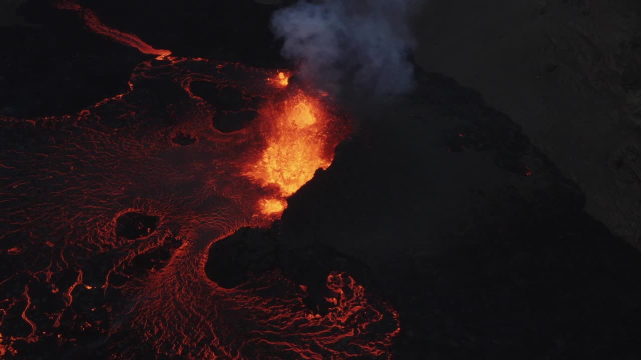 冰岛，一架无人机拍摄到了火山喷出的熔岩视频素材