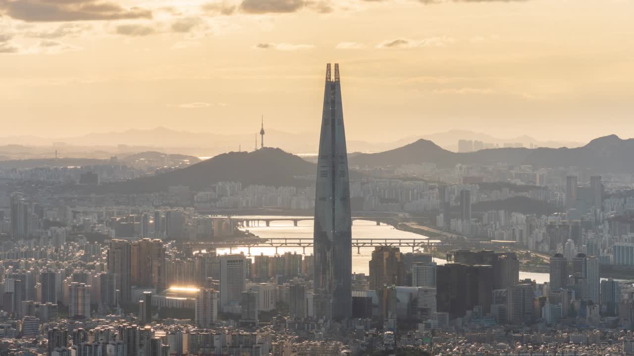 汉江-首尔松坡区蚕室区乐天世界大厦附近的市中心日落景视频素材