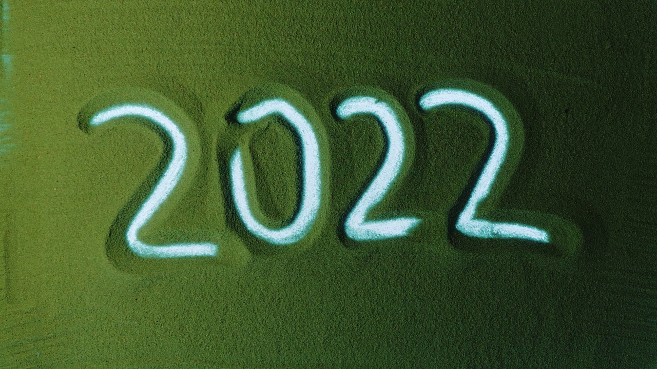 在绿沙上手绘2022年符号。视频素材