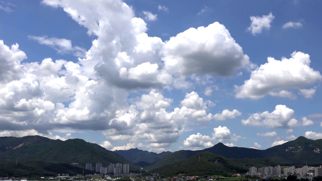 韩国大田儒城区鸡龙山附近的市中心上空飘过云层视频素材