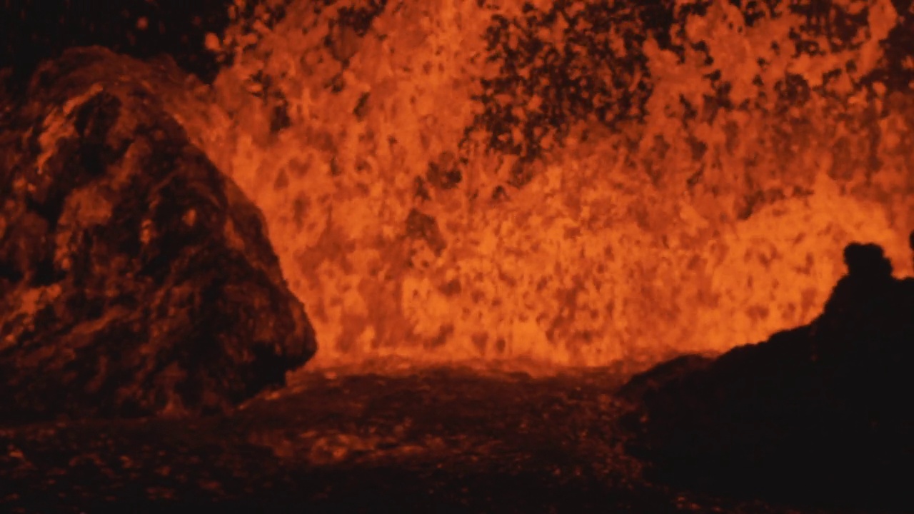 从冰岛雷克简斯半岛的热雾中近距离拍摄的火山口猛烈喷发的熔岩视频素材