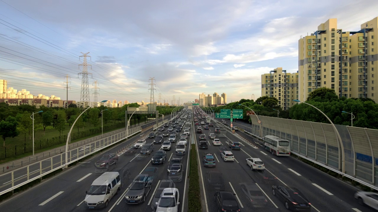 延时拍摄，中国上海繁忙的高速公路交通视频素材