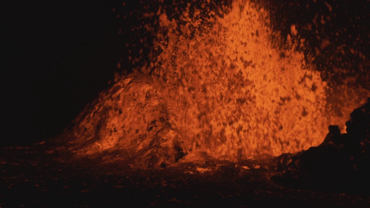 夜晚拍摄的冰岛火山猛烈喷发的熔岩视频素材