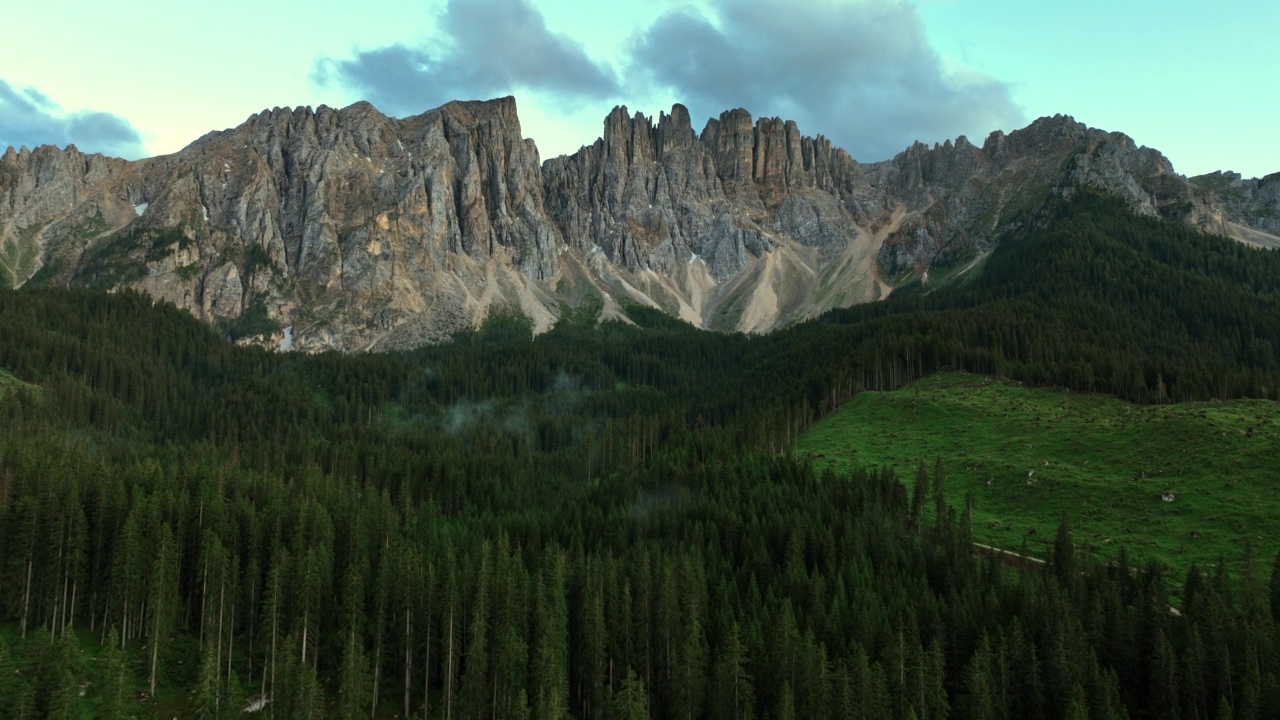 Lago di Carezza。意大利卡拉扎白云石湖的风景。空中无人机日落的雾与山，湖，森林在阿尔卑斯山，意大利。卡拉西的卡拉扎湖。视频素材