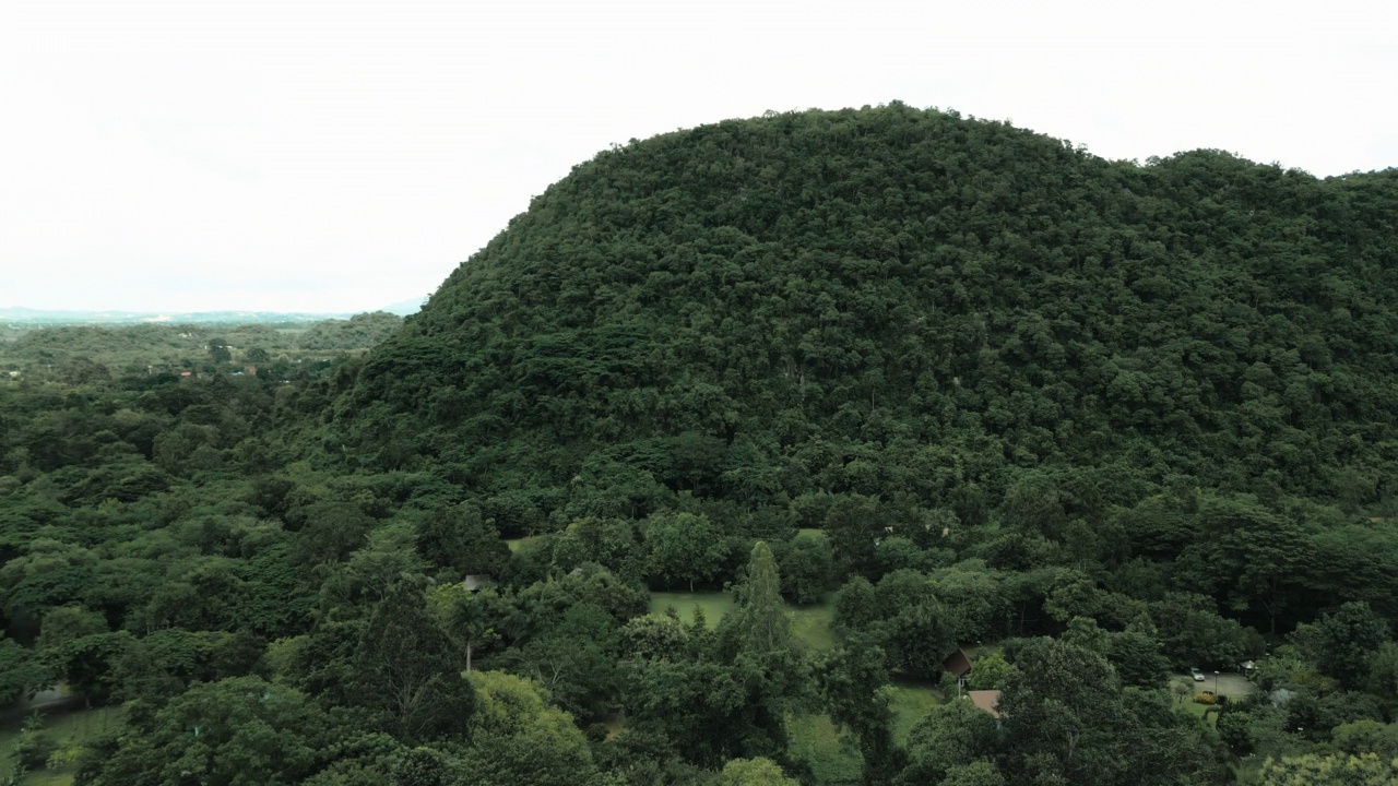 从无人机上俯瞰美丽的山景。视频素材