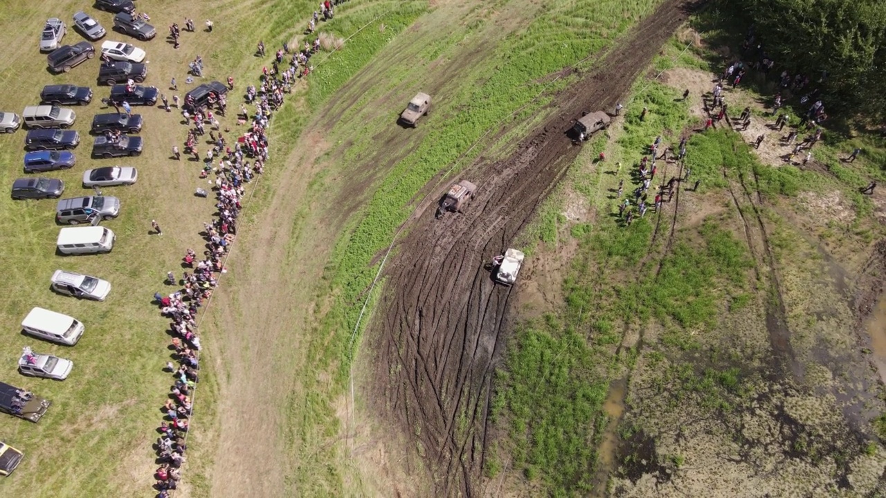 越野赛车。拉力赛中的快速骑乘。在恶劣的道路上进行4x4赛车的比赛。开车很快。吉普车上的体育比赛。汽车会陷在泥里。鸟瞰图。视频素材