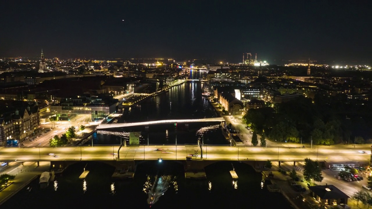 夜航超摄的城市照明。在中心城市的水渠上空飞行。丹麦哥本哈根视频素材