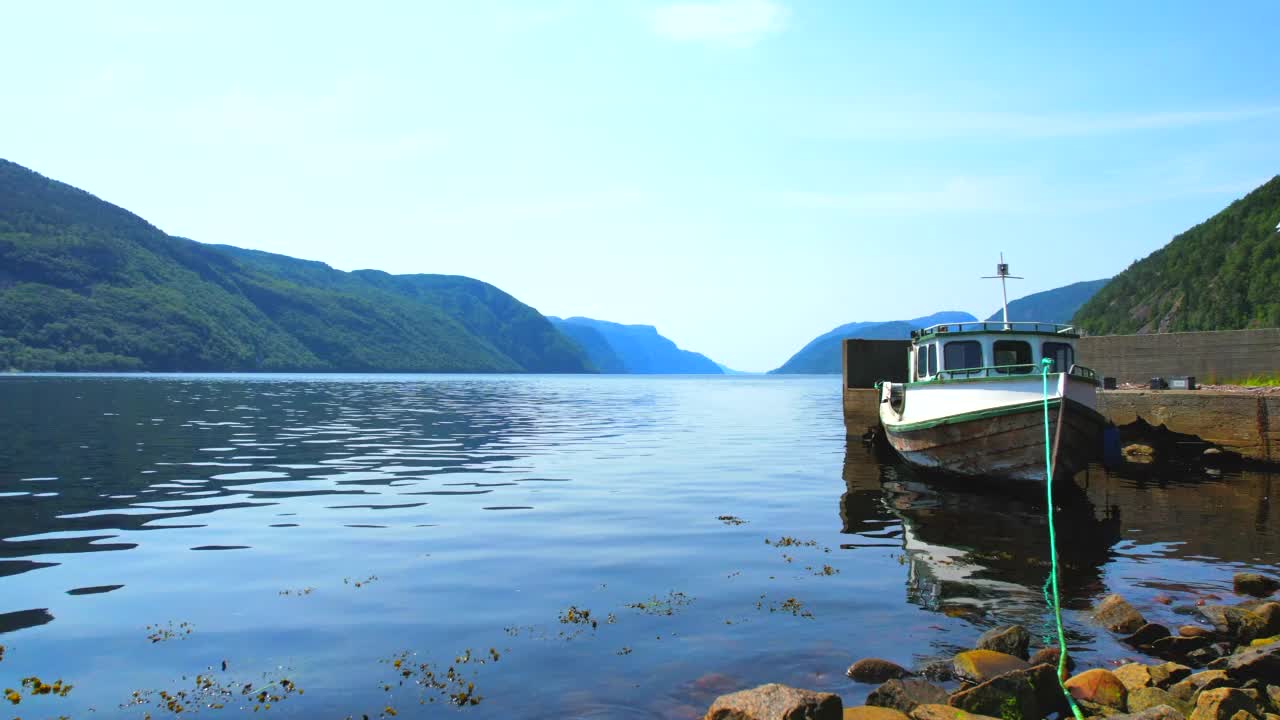 船系到海岸的房子在峡湾，北欧航拍HDR视频素材