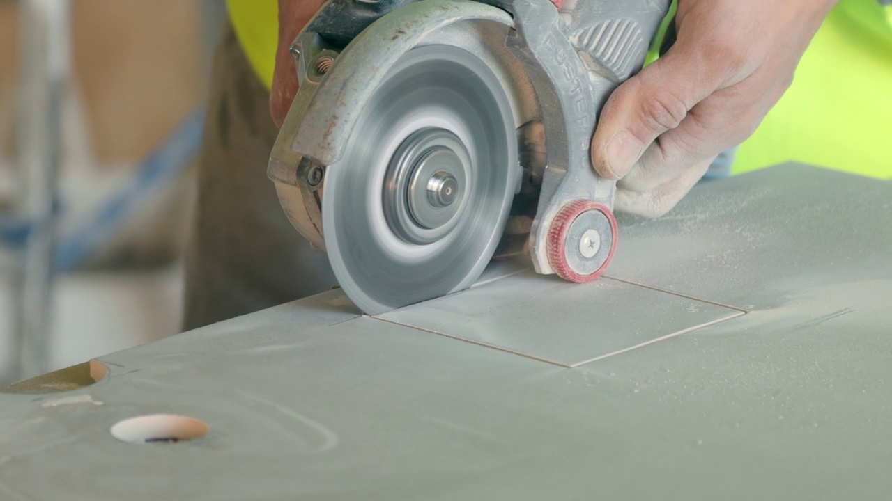用于切割瓷砖的电动切割器的特写。切割瓷砖的过程。视频素材