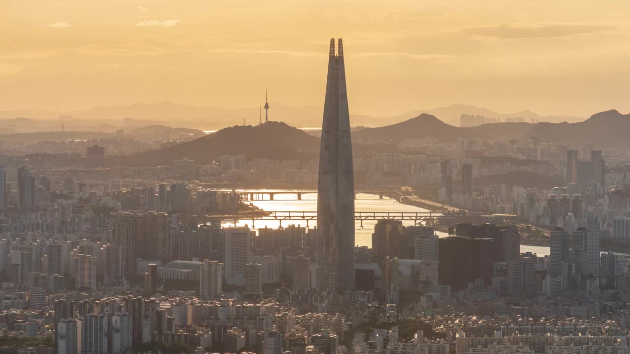 汉江-首尔松坡区蚕室区乐天世界大厦附近的市中心日落景视频素材