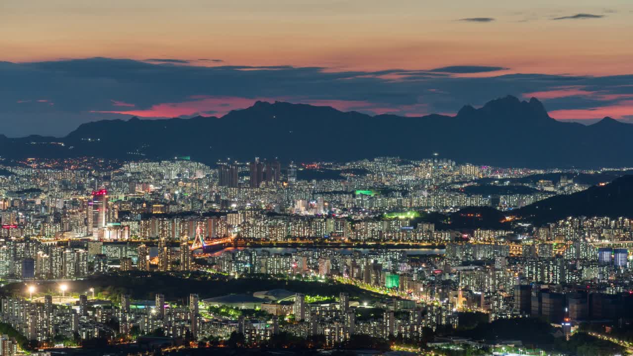 汉江-北汉山、科技集市和奥林匹克桥的夜景/韩国首尔松坡区、广津区和江东区视频素材