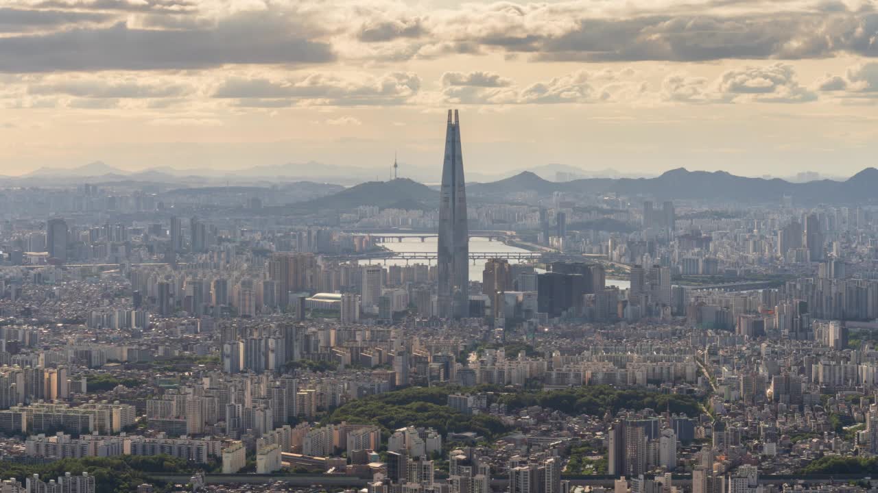 汉江-首尔松坡区蚕室区乐天世界大厦附近的市中心日落景视频素材