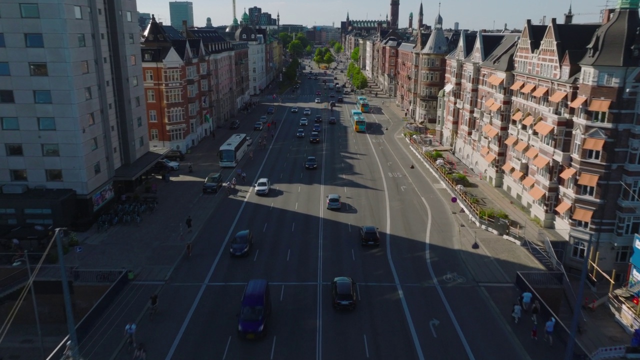 向前飞在桥的水面上。市区道路交通跟踪。侧面是历史悠久的多层建筑。丹麦哥本哈根视频素材