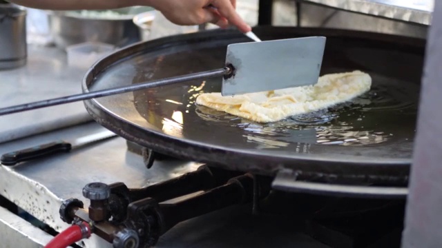 有选择性的重点。制作马来西亚甜点，Apam Balik，印尼甜点Terang Bulan, Martabak Manis。视频素材