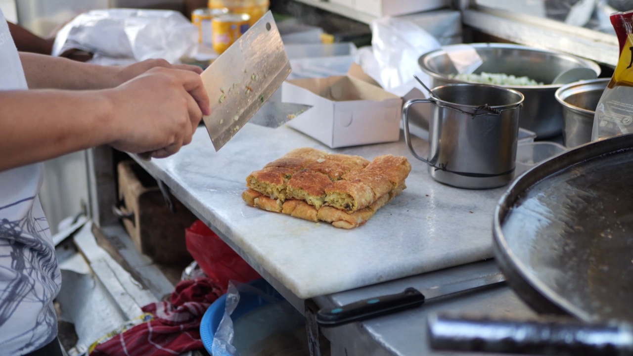 有选择性的重点。制作马来西亚甜点，Apam Balik，印尼甜点Terang Bulan, Martabak Manis。视频素材