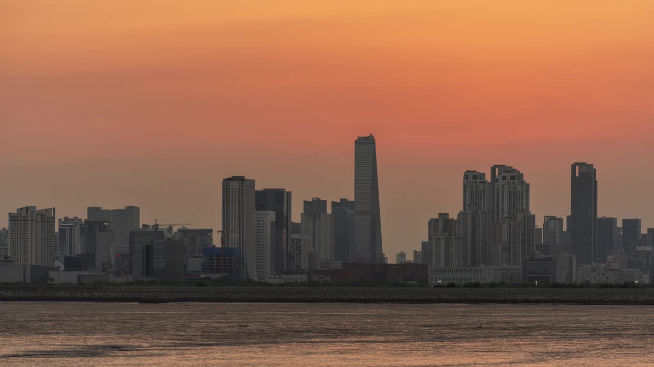 松岛国际城的日落，浦项制铁大厦，多功能公寓，西海和泥地的夜晚/韩国仁川延寿区视频素材