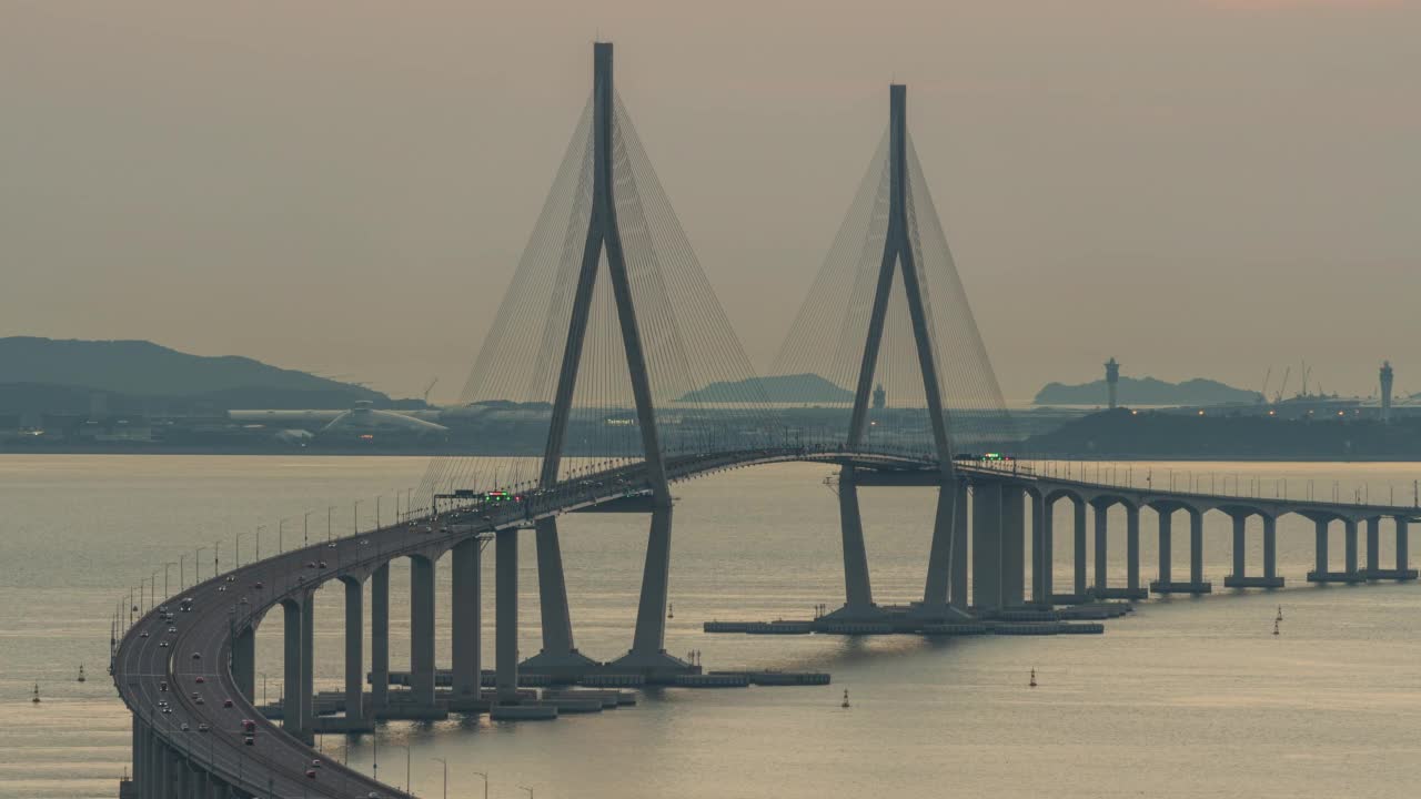 夜晚的仁川大桥晚景/韩国仁川视频素材