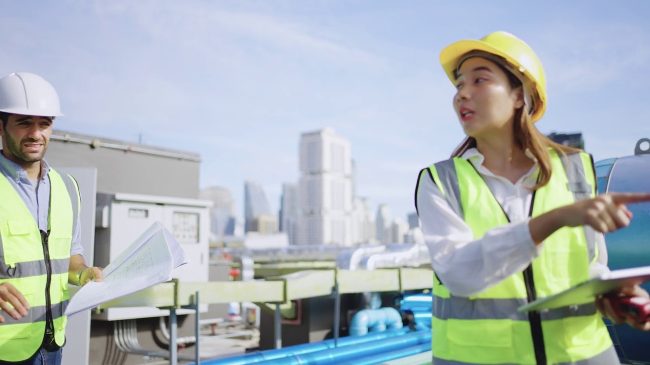 监督建筑工地的女工程师视频素材