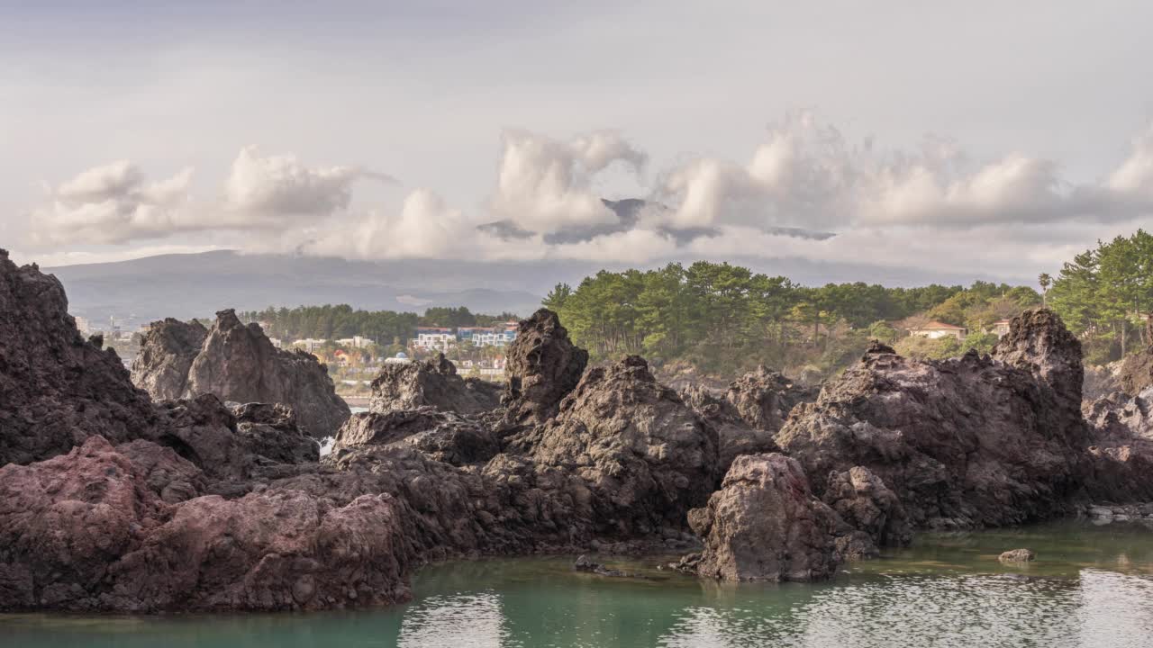 汉拿山，小天池和白天的海景/西归浦市，济州，韩国视频素材