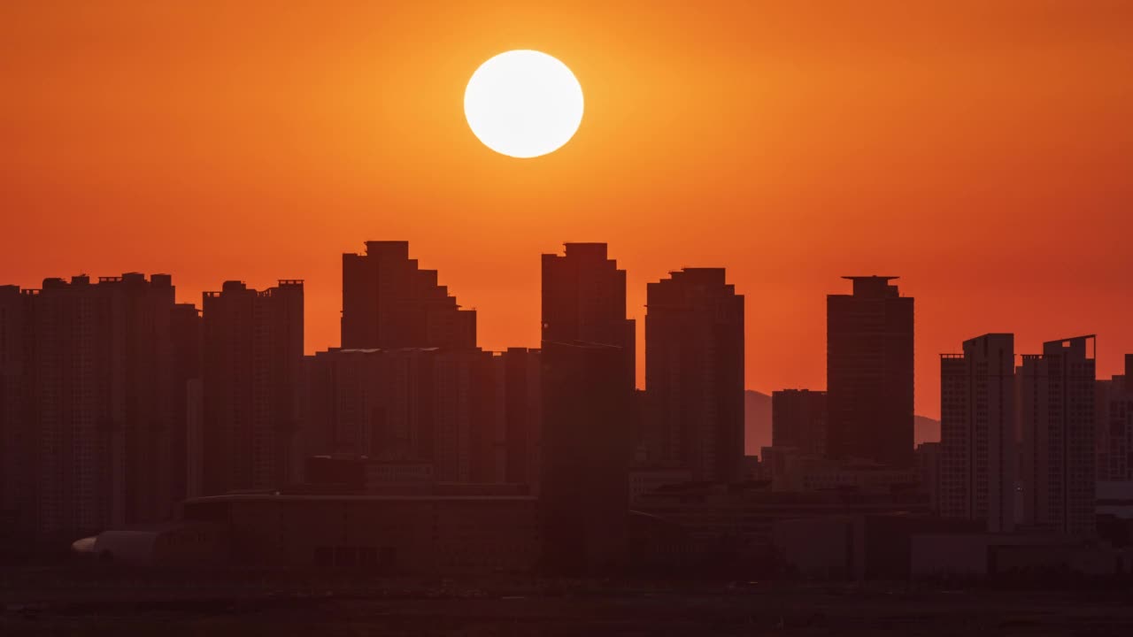 韩国仁川，松岛国际商务区/延寿区附近的市中心和多功能建筑的日落景观视频素材