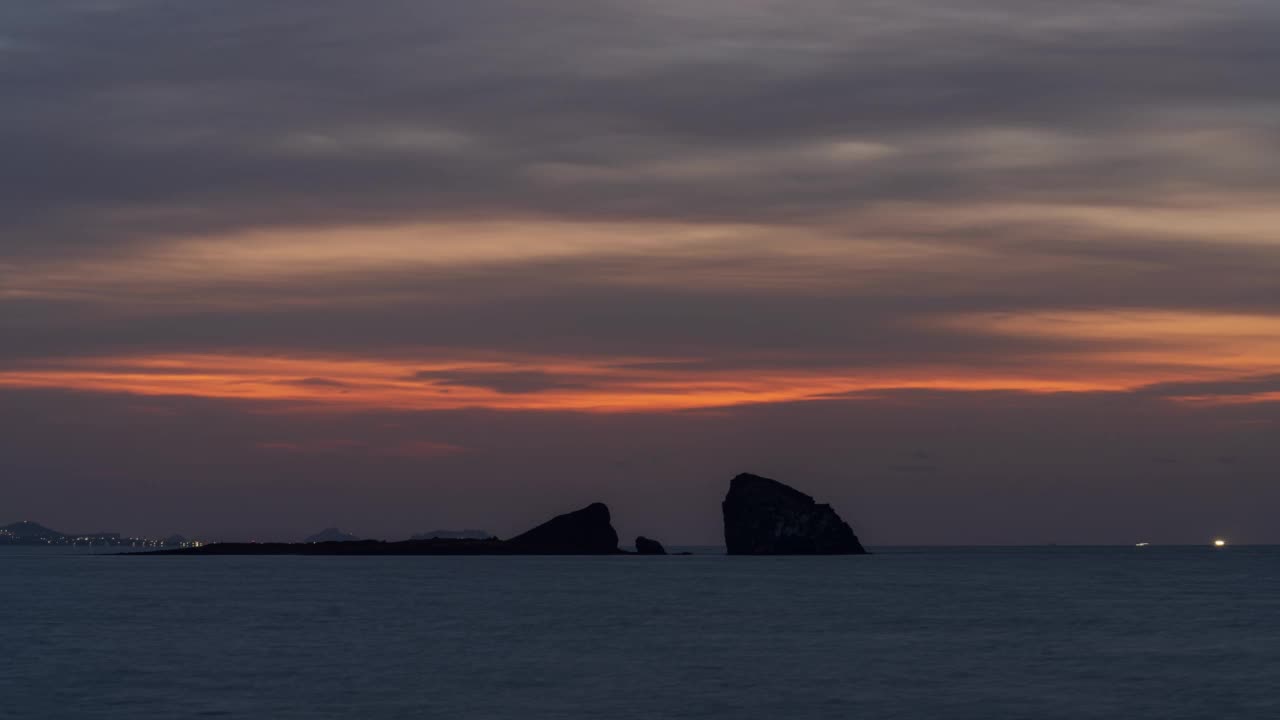 清晨——清晨的兴济岛日出/韩国济州西归浦市视频素材