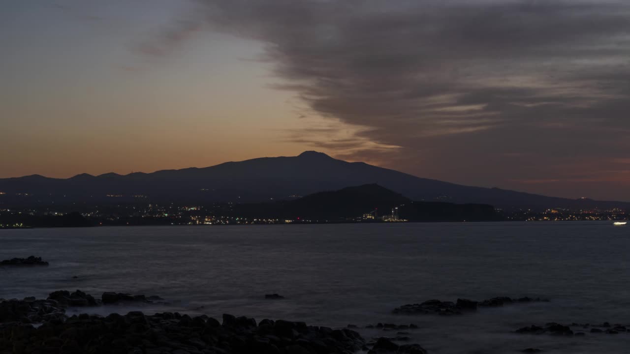 早晨——黎明时分的汉拿山日出/韩国济州西归浦市视频素材