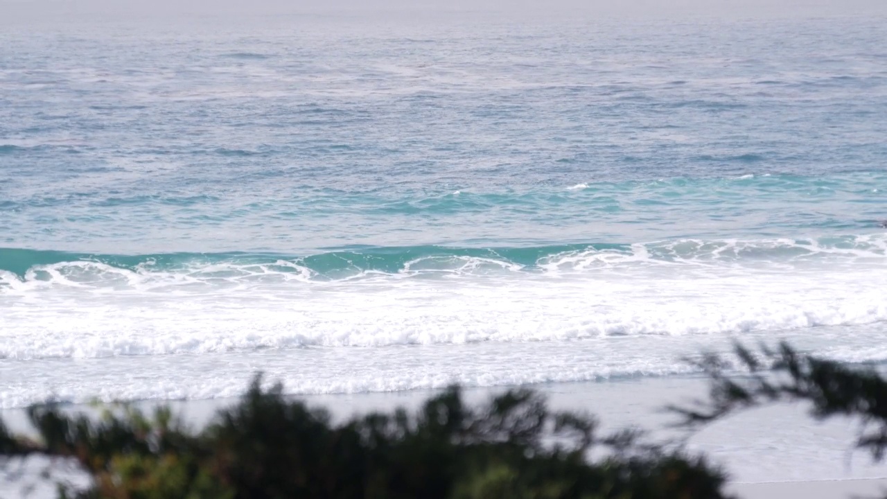 海洋沙滩，加利福尼亚海岸，海水波涛汹涌。多雾的天气。视频素材