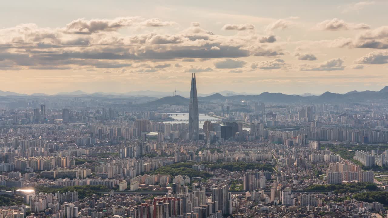 汉江-首尔松坡区蚕室区乐天世界大厦附近的市中心日落景视频素材