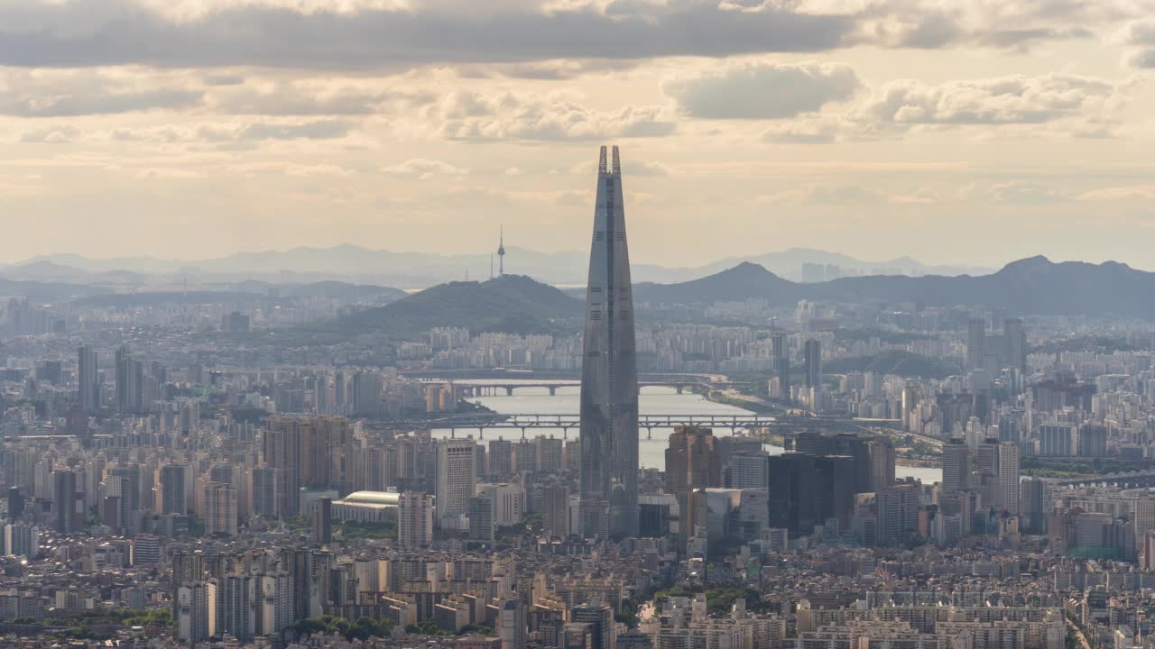 汉江-首尔松坡区蚕室区乐天世界大厦附近的市中心日落景视频素材